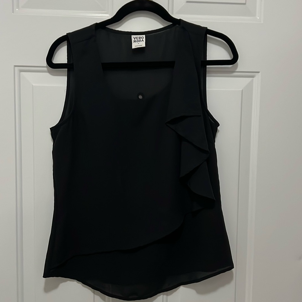 Sleeveless ruffle Black sleeveless top